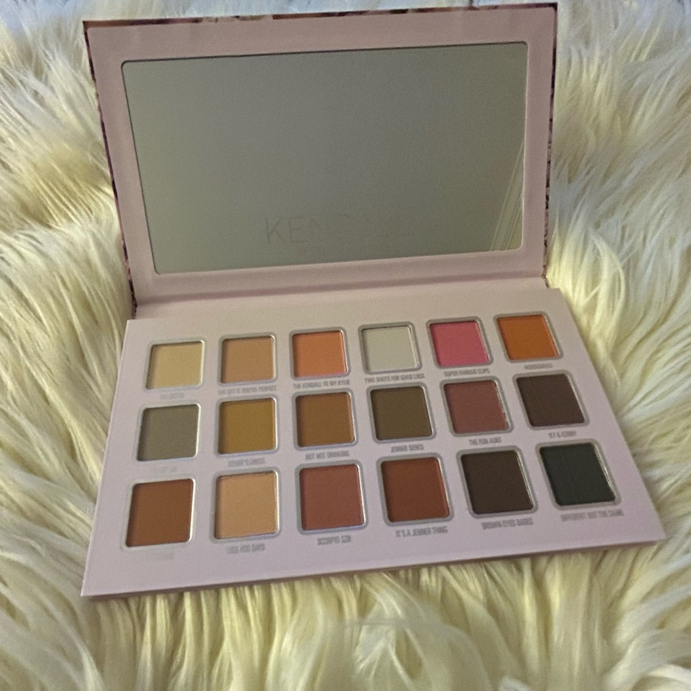 KYLIE COSMETICS kendall collection pressed powder palette BNIB - Picture 8 of 12